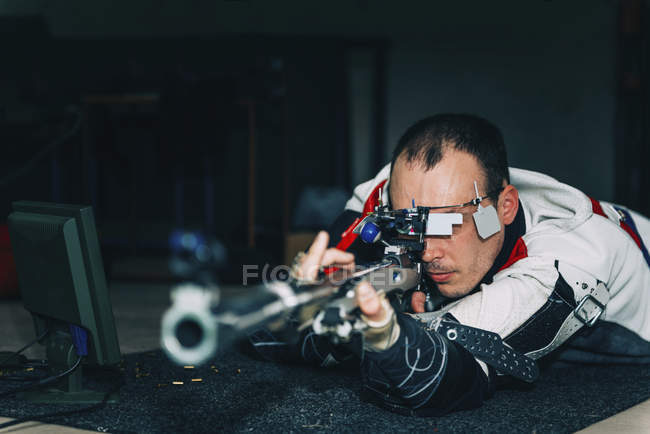 Взрослый мужчина практикует стрельбу из спортивной винтовки
. — стоковое фото