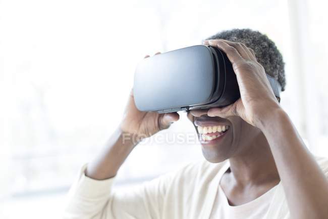 Mulher madura vestindo fone de ouvido realidade virtual. — Fotografia de Stock
