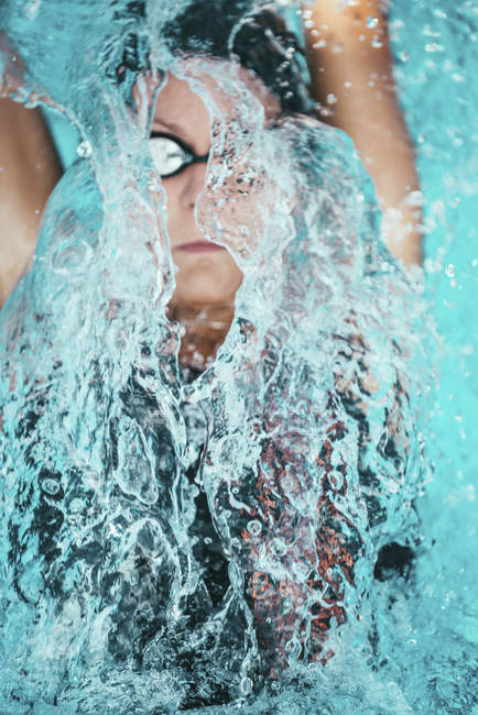 Atleta femenina espalda nadando en agua de la piscina . - foto de stock