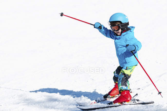 Preschooler boy skiing on snowy mountain slope. — Stock Photo