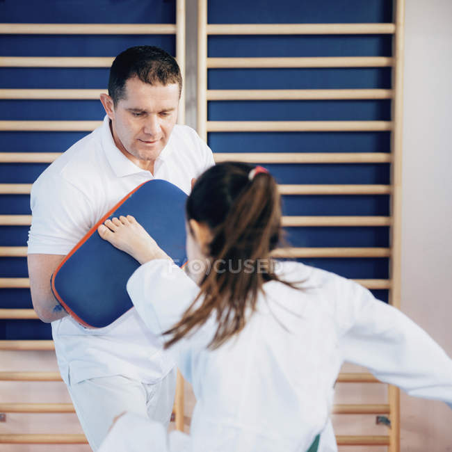Taekwondo-Trainer arbeitet mit Kind. — Stockfoto