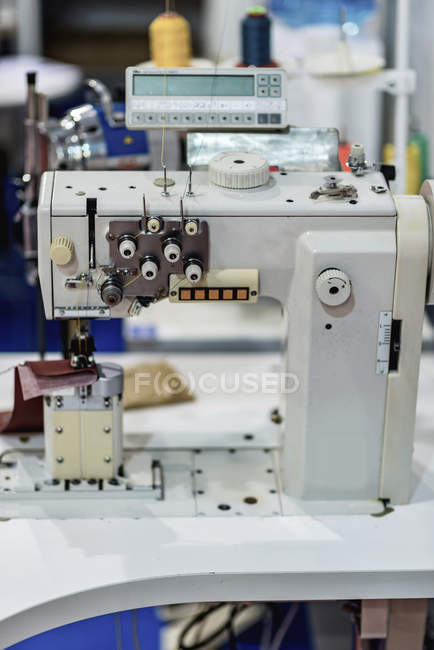 Industrienähmaschine in moderner Produktionsstätte. — Stockfoto