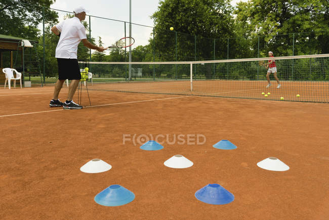 Тренер по теннису, работающий с девочкой-подростком — стоковое фото