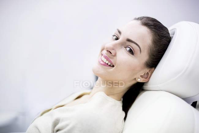 Portrait de jeune femme allongée sur le canapé à la clinique . — Photo de stock