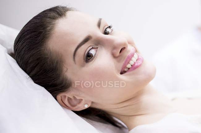 Portrait of young woman lying on couch in clinic. — Stock Photo