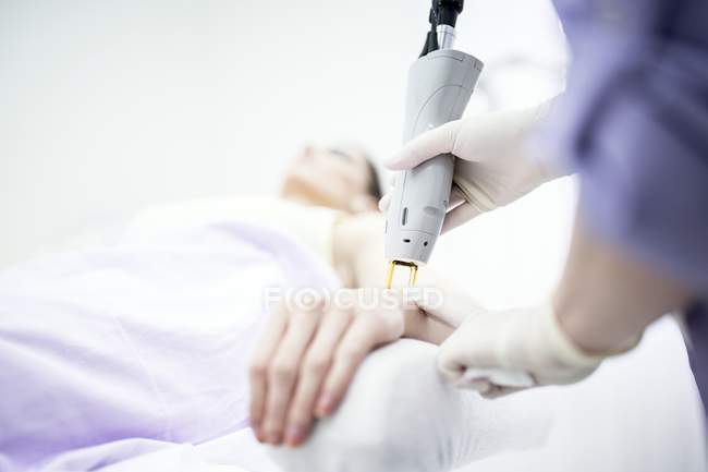 Frau bekommt Laser-Haarentfernung am Handgelenk, Nahaufnahme. — Stockfoto