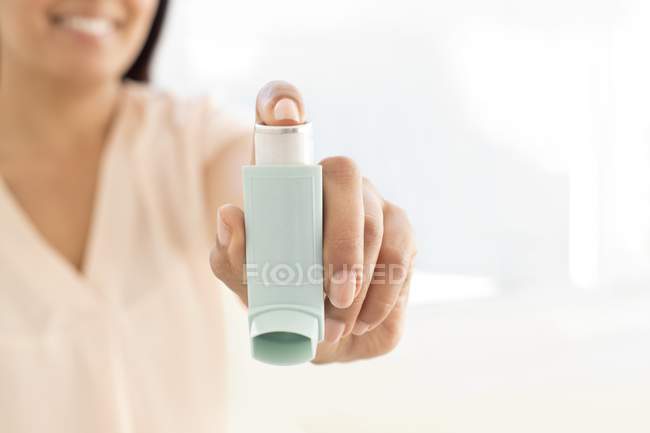 Plan recadré d'une femme tenant un inhalateur . — Photo de stock