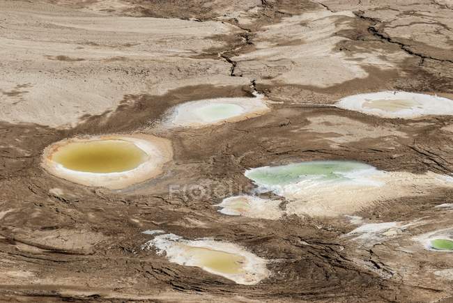 Sinkholes causés par la baisse du niveau d'eau de la mer Morte, Israël . — Photo de stock