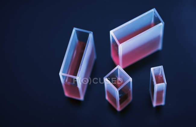 Amostras líquidas em recipientes de cuvetes de quartzo . — Fotografia de Stock