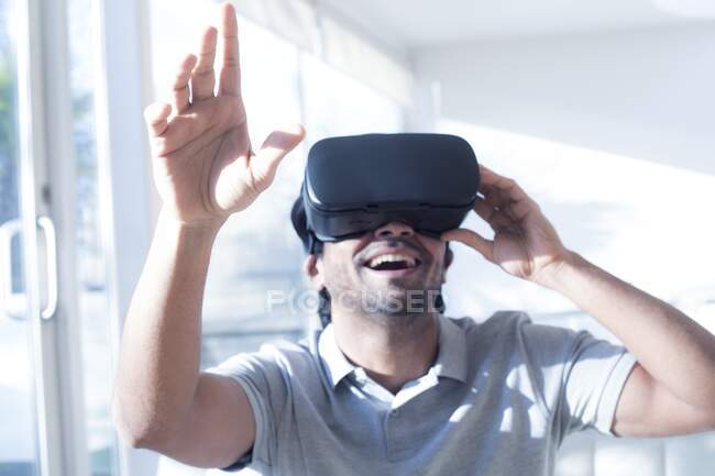 Homem vestindo fone de ouvido de realidade virtual (VR). — Fotografia de Stock