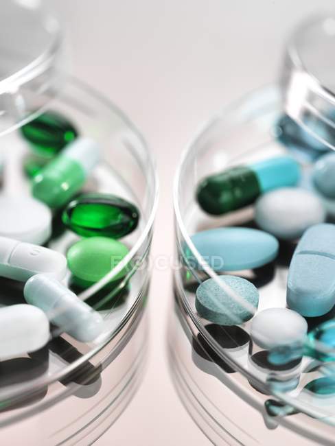 Pharmazeutische Vielfalt an Medikamentenkapseln in Petrischalen. — Stockfoto