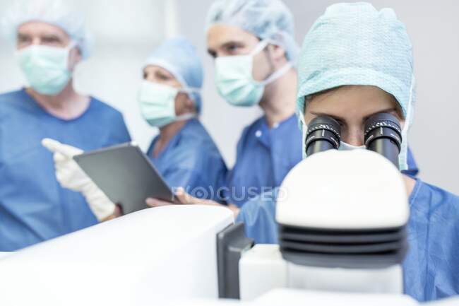 Equipe cirúrgica realizando cirurgia ocular a laser. — Fotografia de Stock