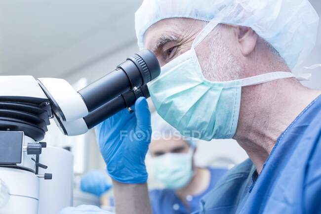 Хірургічна команда, що виконує лазерну операцію на око . — стокове фото