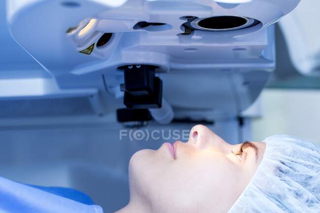 Paciente sometido a cirugía ocular láser. - foto de stock