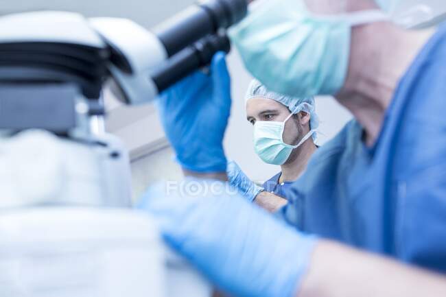 Équipe chirurgicale effectuant une chirurgie oculaire au laser. — Photo de stock