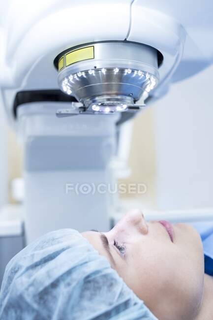 Paciente submetida a cirurgia ocular a laser. — Fotografia de Stock