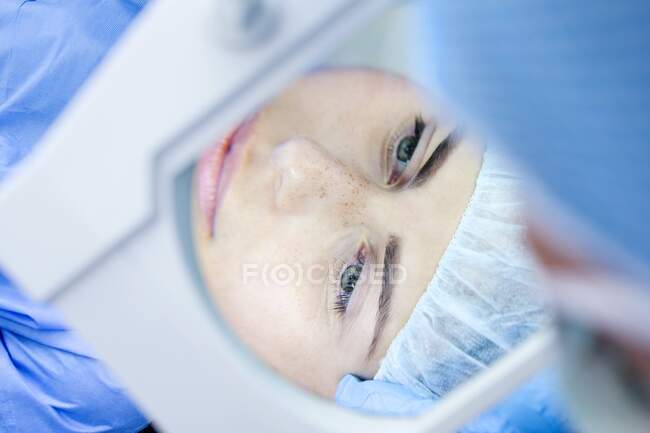 Paciente sometido a cirugía ocular. - foto de stock
