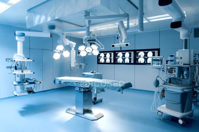 Sala de cirurgia hospitalar moderna preparada para cirurgia cerebral. — Fotografia de Stock