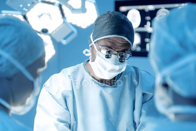 Equipo quirúrgico realizando cirugía cerebral. - foto de stock