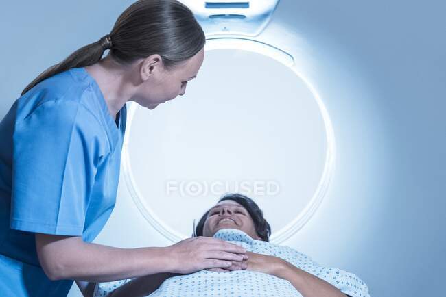 Paciente reconfortante radiografista antes da tomografia computadorizada (TC). — Fotografia de Stock