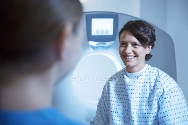 Radiógrafo preparando al paciente para tomografía computarizada (TC). - foto de stock