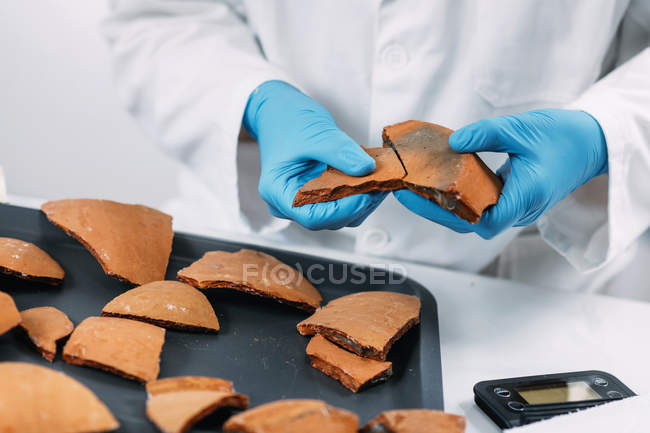 Archeologo che ricostruisce ceramiche rotte in laboratorio . — Foto stock