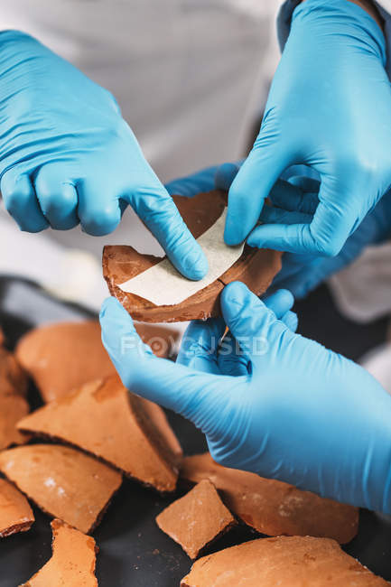 Archäologen rekonstruieren zerbrochene Keramik im Labor. — Stockfoto