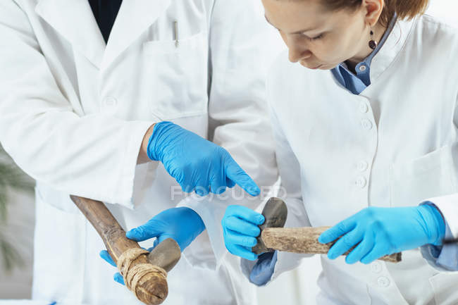 Ricercatori archeologi in laboratorio che ricostruiscono l'uso di strumenti antichi . — Foto stock
