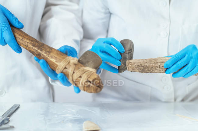 Investigadores arqueológicos en laboratorio reconstruyendo el uso de herramientas antiguas . - foto de stock