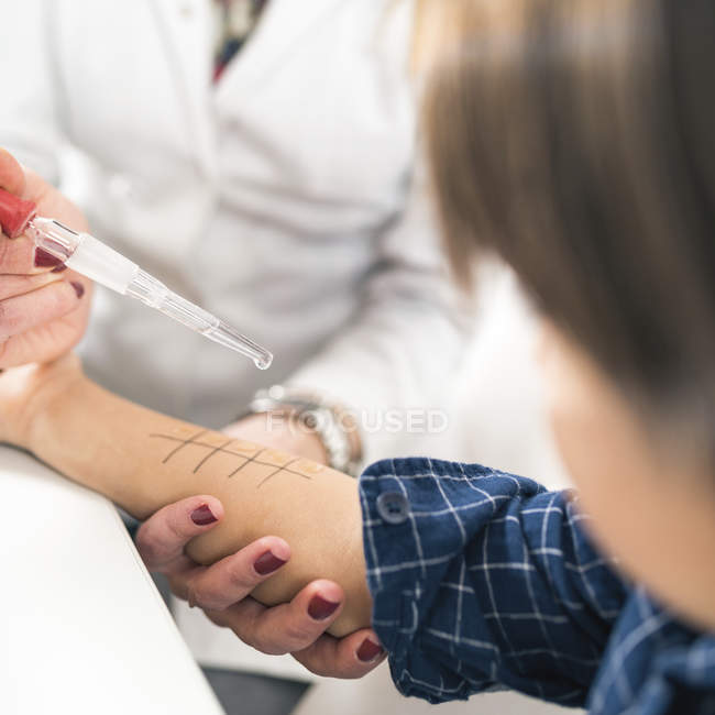 Hands of immunologist performing skin prick allergy testing on boy. — Stock Photo