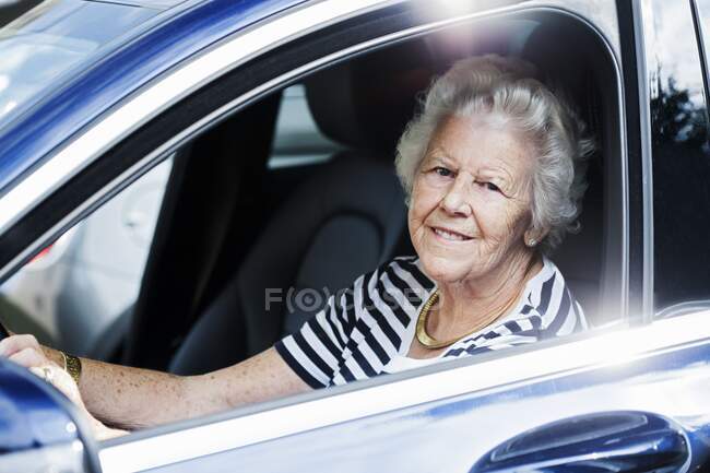 Jovem feliz dirigindo um carro — Fotografia de Stock