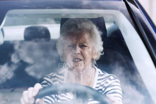 Старшая женщина за рулем автомобиля. — стоковое фото