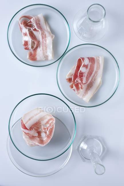Imagen conceptual de la carne cultivada cultivada en cristalería de laboratorio . - foto de stock