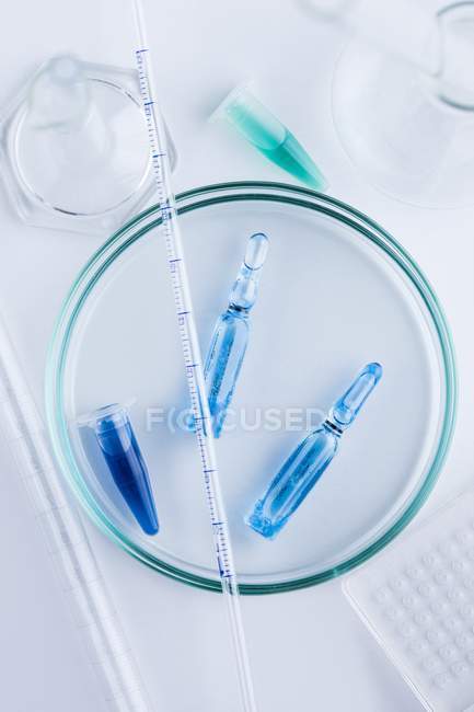 Ampolle, tubi centrifugati e vetrerie di laboratorio, concetto di ricerca farmaceutica . — Foto stock