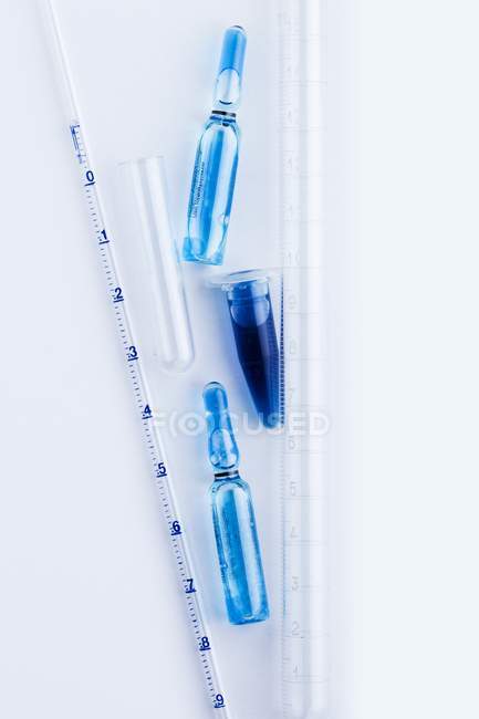 Ampollas, tubo de centrifugado y cristalería de laboratorio, concepto de investigación farmacéutica
. - foto de stock