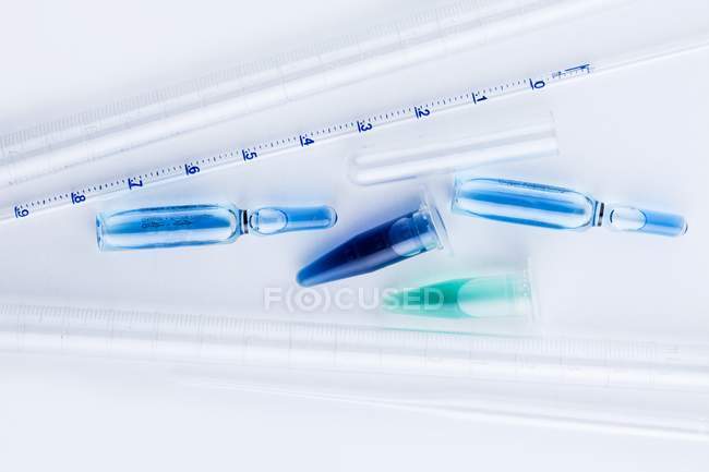 Ampollas, tubos centrífugos y cristalería de laboratorio, concepto de investigación farmacéutica . - foto de stock
