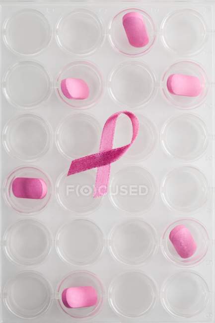 Fita rosa e pílulas, conceito de pesquisa de câncer de mama
. — Fotografia de Stock