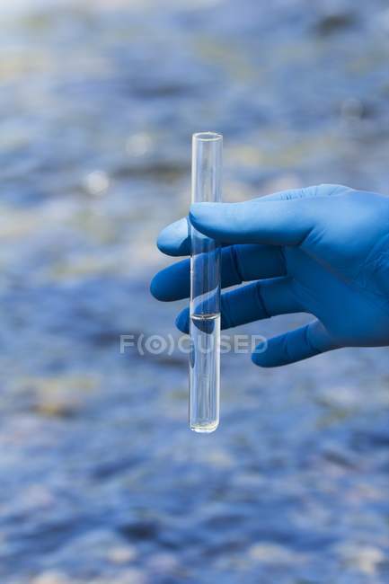 Amostragem manual de água no tubo de ensaio para testes de qualidade . — Fotografia de Stock