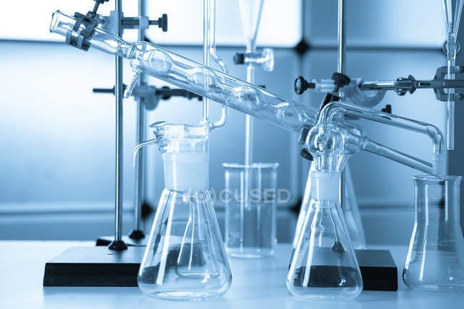 Хімічний апарат скляний посуд на столі в лабораторії . — стокове фото