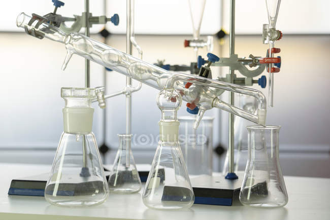 Aparelhos de química artigos de vidro à mesa em laboratório . — Fotografia de Stock