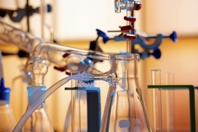 Крупним планом хімічний апарат скляний посуд в лабораторії . — стокове фото