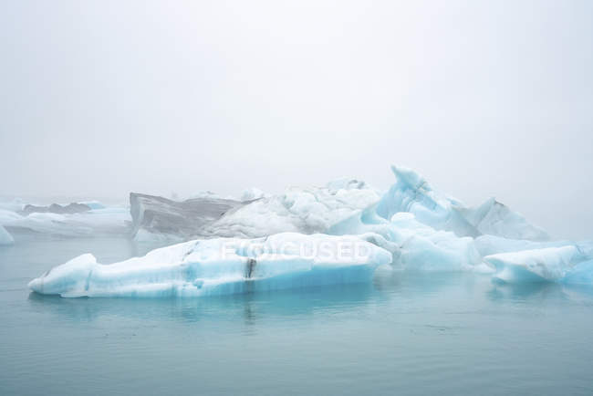 Ghiaccio blu marino galleggiante al largo della costa dell'Islanda, Europa . — Foto stock