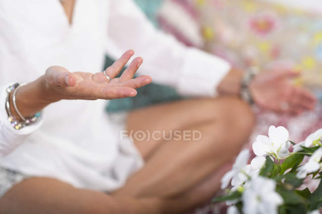 Gros plan des mains de la femme qui pratique la vertu, geste de la main. — Photo de stock