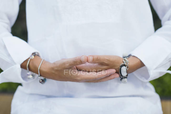 Primo piano delle mani della donna nel nutrire la meditazione con vibrazioni positive. — Foto stock