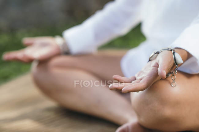 Cierre de las manos de las mujeres que meditan y equilibran la energía. - foto de stock