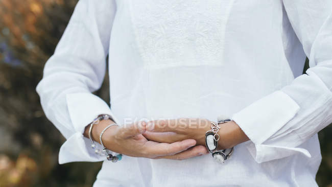 Cierre de las manos de la mujer en la meditación nutritiva con vibraciones positivas. - foto de stock