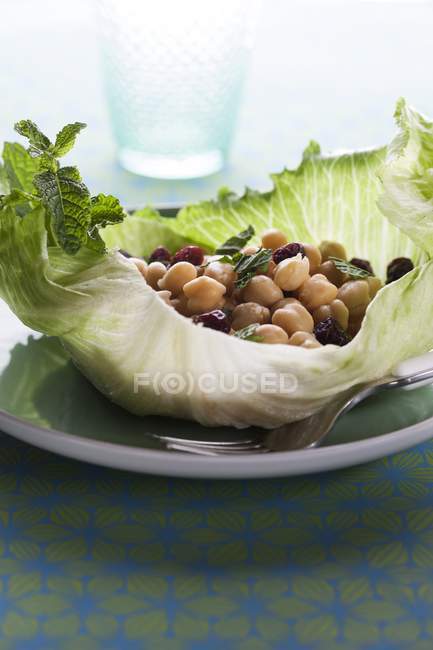 Salada vegetariana saudável feita com grão de bico em folha de repolho . — Fotografia de Stock