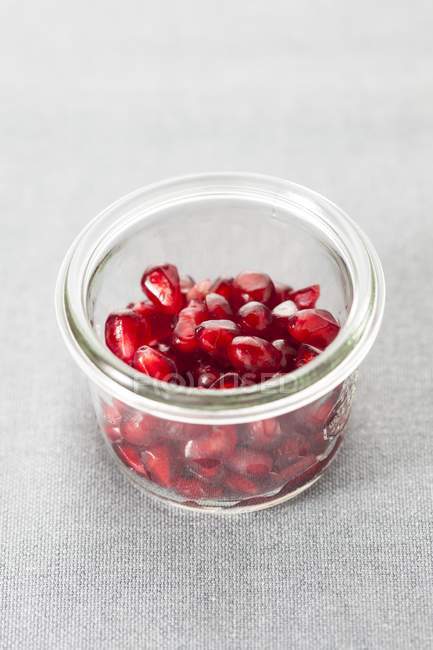 Glass bowl of pomegranate seeds, close-up. — Stock Photo