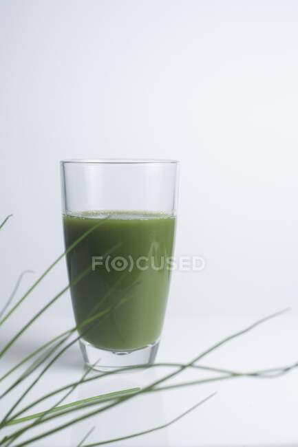 Grüner Saft aus frischem Weizengras auf weißem Hintergrund. — Stockfoto