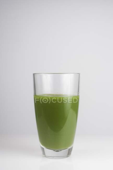Vaso de jugo verde antioxidante fresco, toma de estudio . - foto de stock